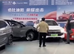 Carro elétrico descontrolado atropela cinco pessoas em feira na China