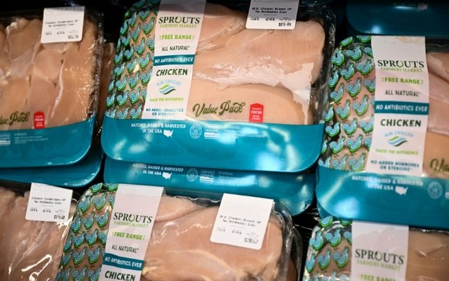 Bandejas de frango expostas em um supermercado em Redondo Beach, Califórnia, Estados Unidos, em 23 de fevereiro de 2024