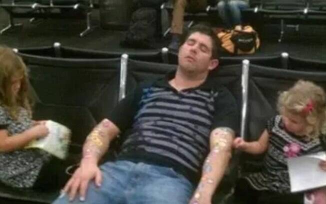 Um pai adormeceu no aeroporto – e as filhas aproveitaram para colar adesivos nele. Mais uma das coisas bizarras! Um pai adormeceu no aeroporto – e as filhas aproveitaram para colar adesivos nele. Mais uma das coisas bizarras!