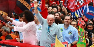 Lula reúne aliados e eleitores em caminhada no Centro do Rio