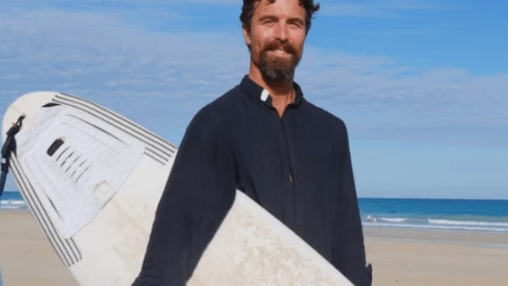 Padre salva pai e filho de afogamento em praia na Austrália