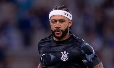 Memphis detona gramado da Arena da Baixada e ironiza arbitragem
