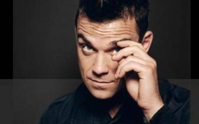 Robbie Williams compartilhou clique completamente nu para divulgar biografia lançada este ano