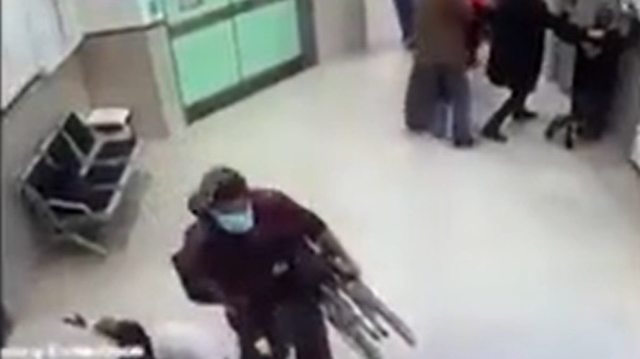 Militares de Israel usavam jalecos, máscaras cirúrgicas, levavam cadeiras de rodas e se disfarçaram de mulheres palestinas para entrar no hospital