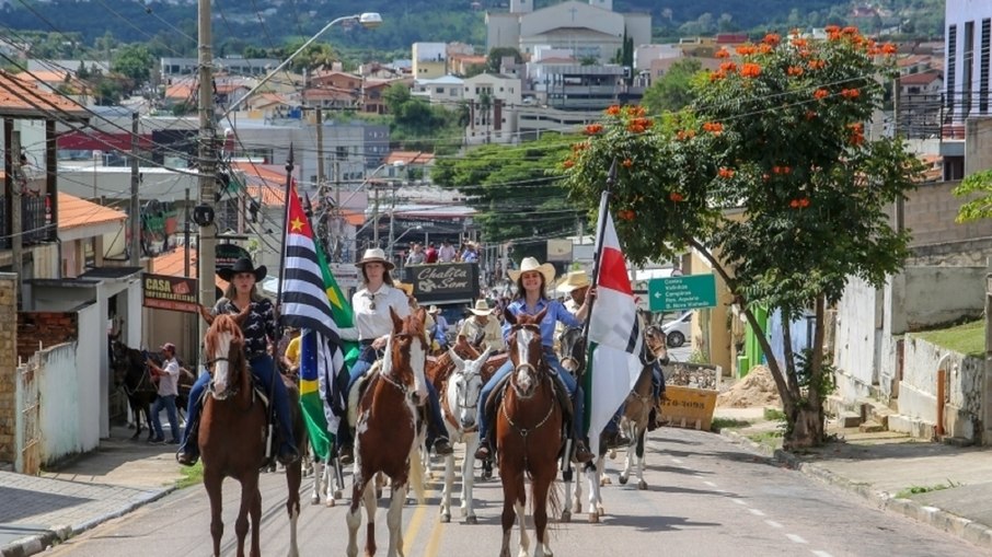 O Desfile de Cavaleiros é um rito comunitário que preserva a memória sertaneja O Desfile de Cavaleiros é um rito comunitário que preserva a memória sertaneja