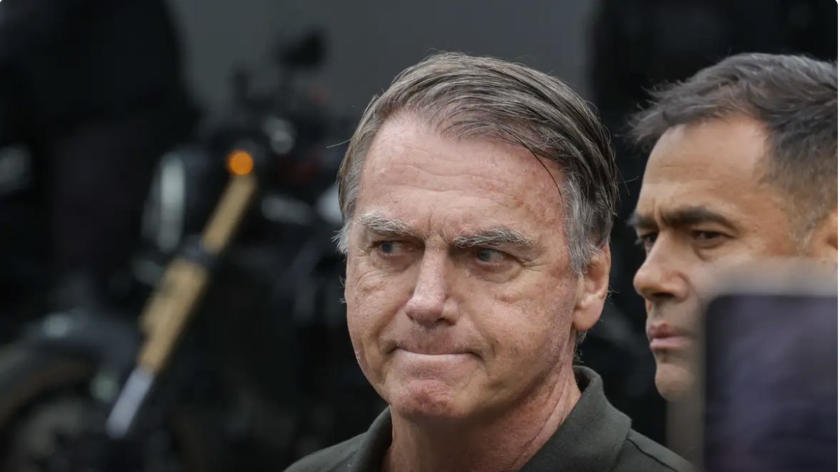 Bolsonaro perdeu a regalia de assistir o desenrolar de seu caso no conforto de sua casa; agora, ele deverá seguir da PF, onde cumpre prisão preventiva, para a Papuda ou alguma outra penitenciária Bolsonaro perdeu a regalia de assistir o desenrolar de seu caso no conforto de sua casa; agora, ele deverá seguir da PF, onde cumpre prisão preventiva, para a Papuda ou alguma outra penitenciária