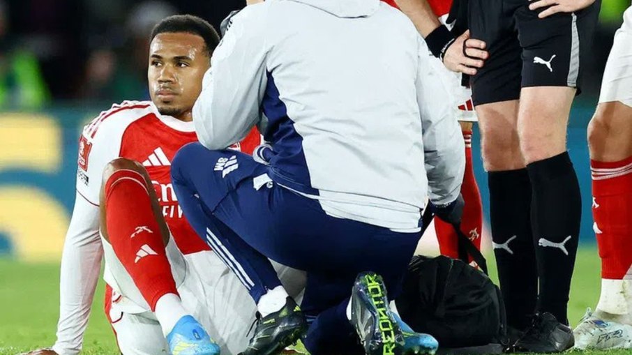 Gabriel Magalhães deixa campo lesionado