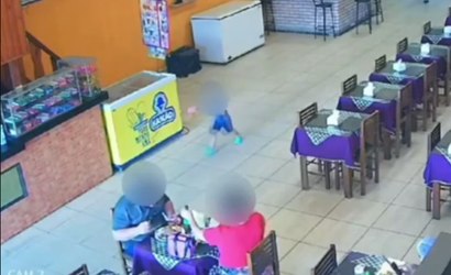 Bebê corre para fora de restaurante e morre atropelado na frente do pai