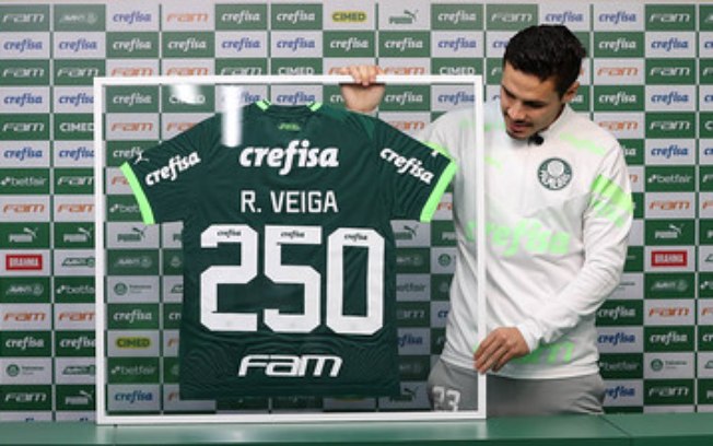 Em fase goleadora, Veiga recebe homenagem por 250 jogos pelo Palmeiras