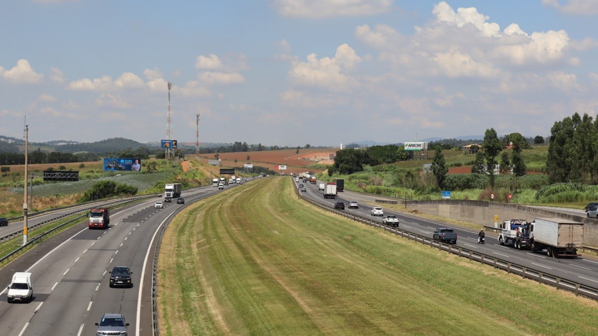 Içamento de passarela localizada no km 90+839 da rodovia deve interromper o tráfego por aproximadamente uma hora e meia Içamento de passarela localizada no km 90+839 da rodovia deve interromper o tráfego por aproximadamente uma hora e meia