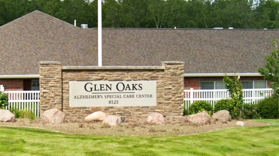 A equipe do Centro de Cuidados Especiais de Alzheimer de Glen Oaks não conseguiu detectar o pulso da mulher antes que ela fosse colocada em um saco para cadáveres e levada, viva, para uma funerária próxima