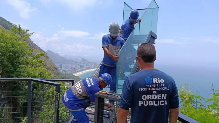 Vídeo: SEOP do Rio retira escada "para o infinito" no Vidigal