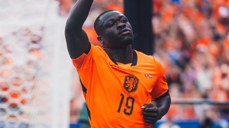 Brobbey marca contra a Tunísia