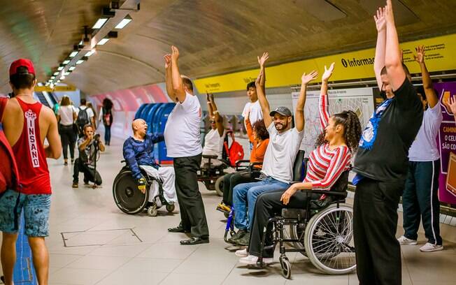 Aulas de dança inclusiva na linha 4-Amarela do Metrô de São Paulo