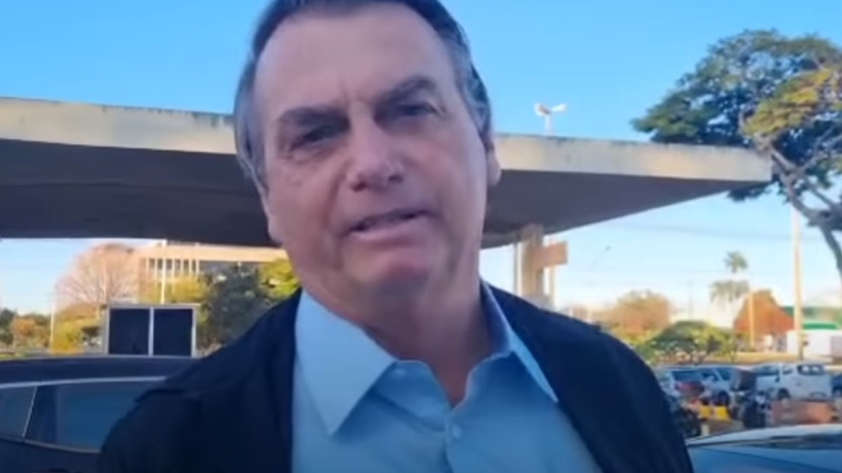 Bolsonaro antes de embarcar em avião fala sobre julgamento no TSE que pode torná-lo inelegível