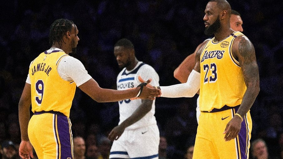 LeBron e Bronny James atuaram juntos no 2º quarto de jogo