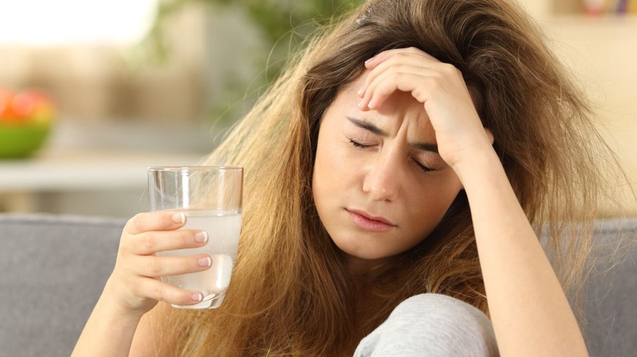 Beber água ajuda a aliviar ou prevenir ressaca%3