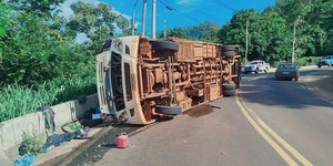 Ônibus tomba em São Pedro (SP) e deixa 13 trabalhadores feridos