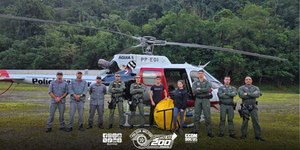 Helicóptero da PM resgata casal que se perdeu em trilha na serra de Cubatão