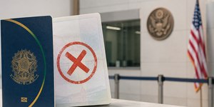 1 em cada 7 brasileiros teve visto americano recusado em 2025