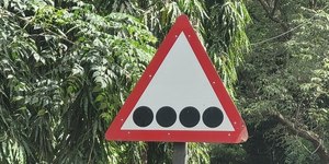 Placa de trânsito com quatro pontos pretos: saiba o significado