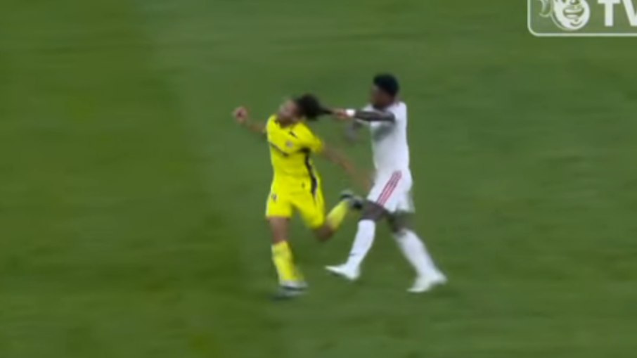 Vini Jr puxou o cabelo de Saliba