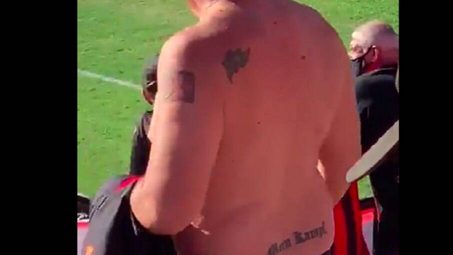 Homem com tatuagem nazista foi expulso da arquibancada de partida do Brasil de Pelotas