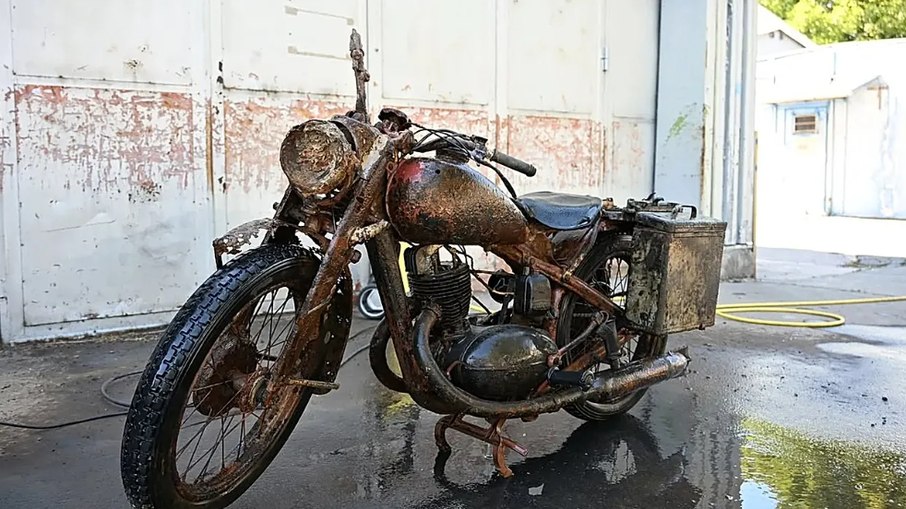 Motocicleta conserva tanque de combustível e as rodas