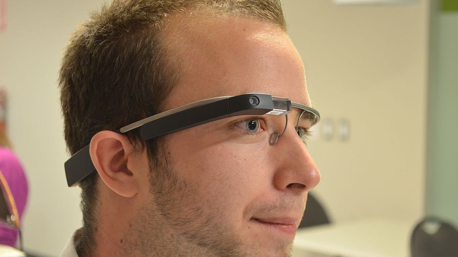 Homem usando o Google Glass Homem usando o Google Glass