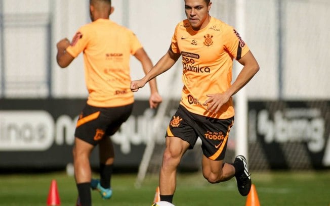 Roni se recupera de dores no joelho e volta a treinar com bola no Corinthians