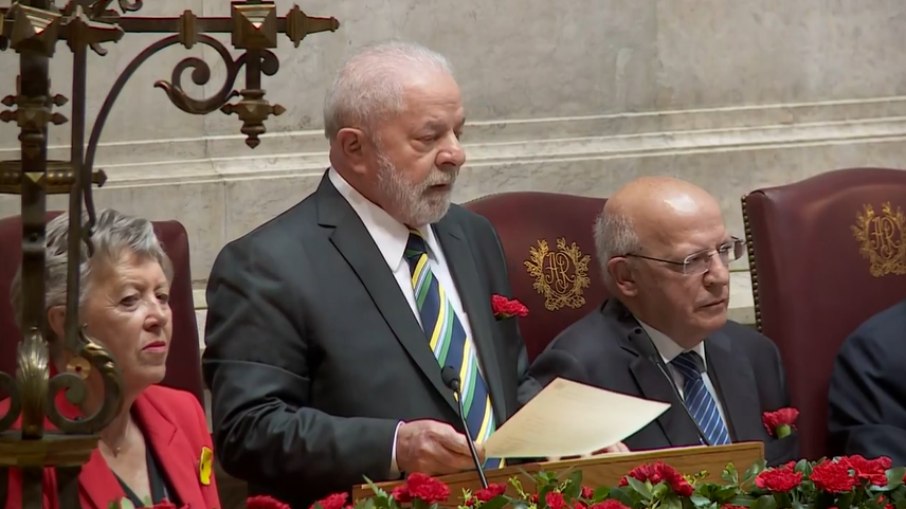 Lula discursando em Portugal nesta terça-feira (25)