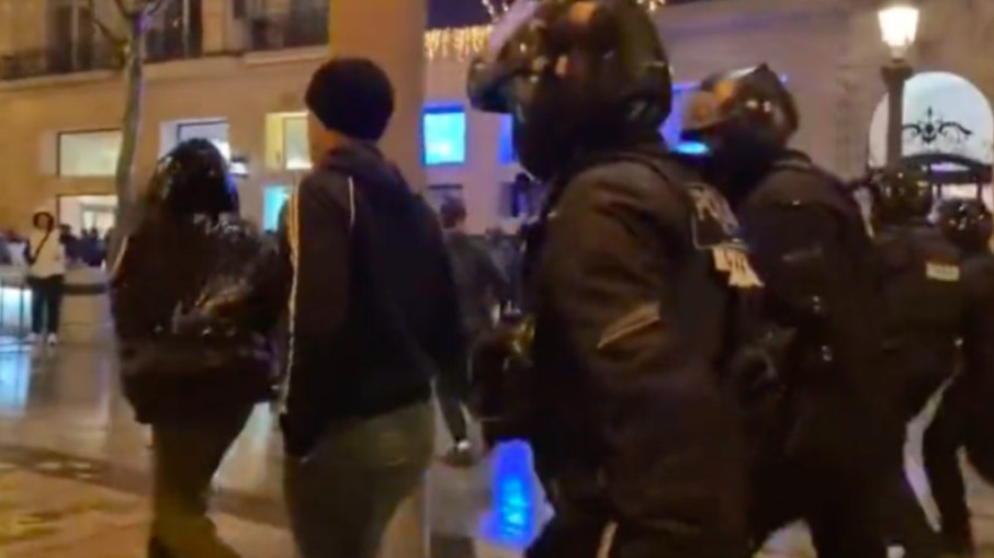 Paris tem confronto entre policiais e torcedores após derrota