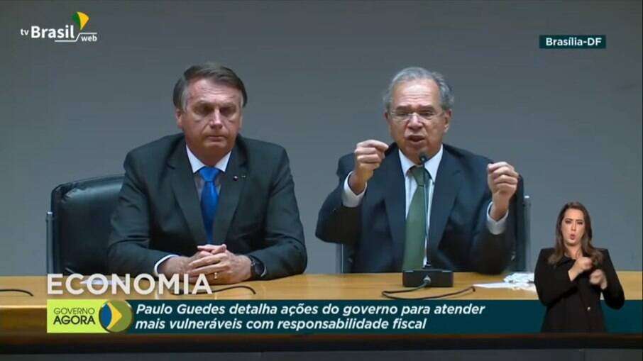 Ao lado de Bolsonaro, Guedes negou que tenha se demitido e garantiu permanência