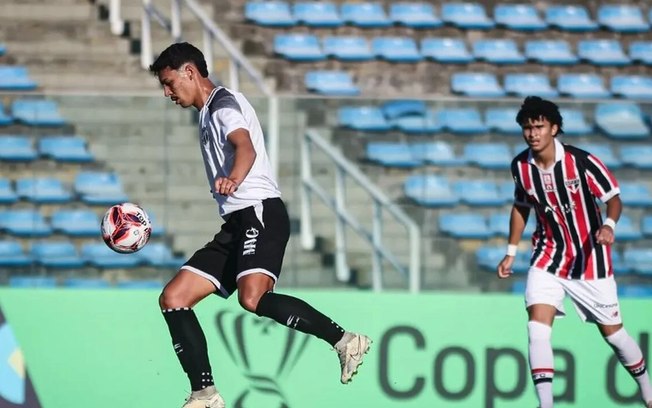 Jogadores do São Paulo festejam gol no Presidente Vargas
