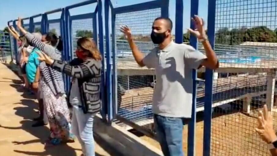 Moradores rezam por prisão de Lázaro em cima de passarela