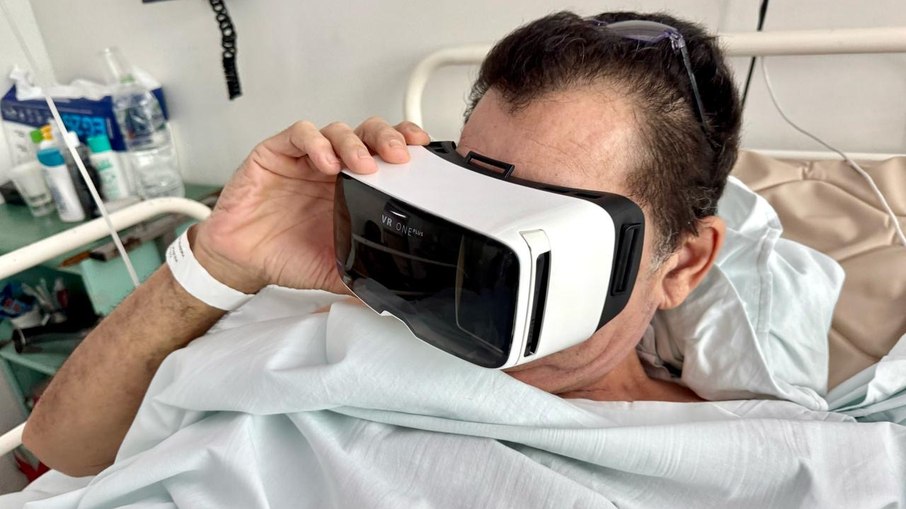 Paciente no leito do hospital experimenta óculos de inteligência artificial Paciente no leito do hospital experimenta óculos de inteligência artificial