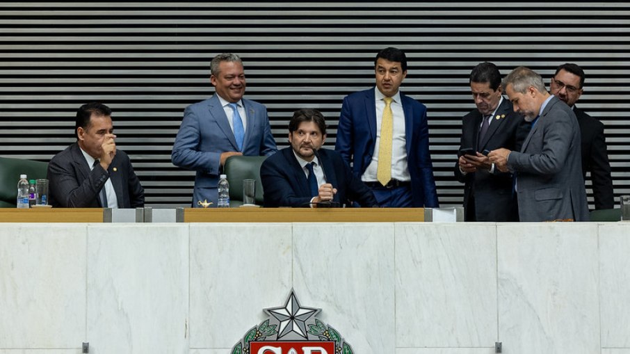 Jorge Wilson, sentado à esquerda, ao lado do presidente da Alesp, André do Prado (PL), e outros parlamentares da base governista