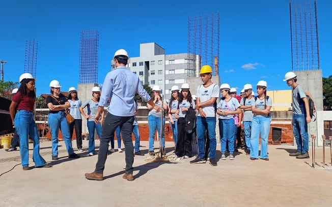 Alunos visitam obra do Residencial Central Park, em Curvelo