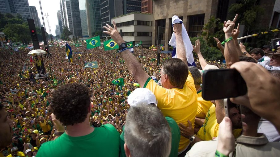 Jair Bolsonaro (PL) acena para apoiadores em ato
