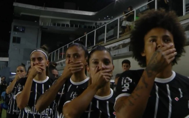 Jogadoras do Corinthians tapam a boca durante o Hino. O mesmo ocorreu no jogo do Palmeiras com o Avaí