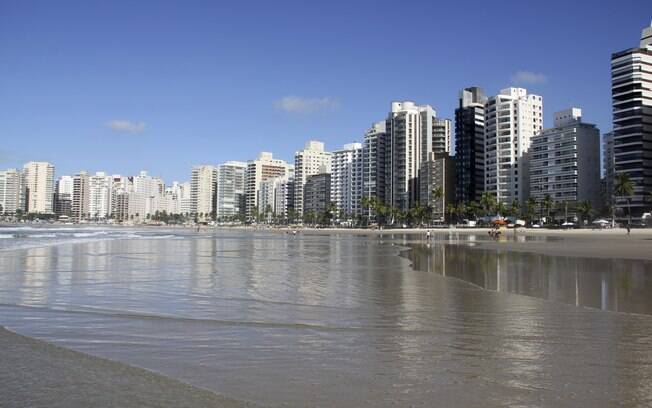 Uma das praias de São Paulo que vale a pena conhecer é a Praia das Astúrias, que está localizada no Guarujá