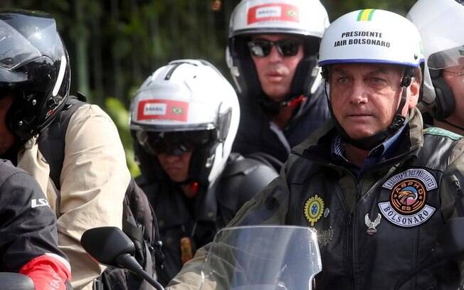 Com aglomeração e sem máscaras, evento de Bolsonaro com motociclistas em SP tem clima de campanha