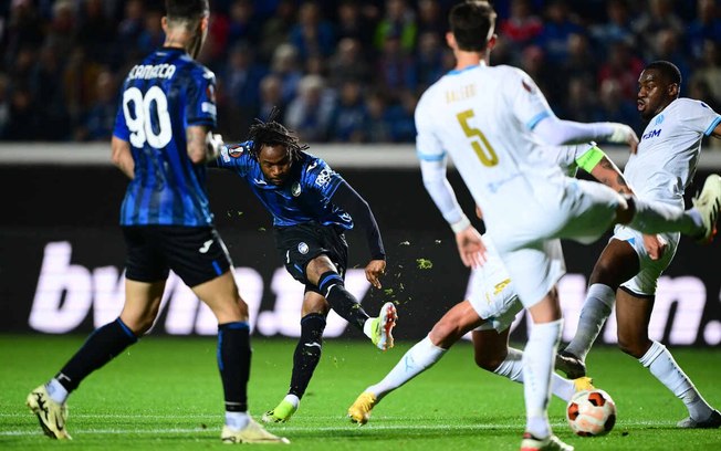 Momento do gol marcado por Lookman - Foto: Marco Bertorello/AFP via Getty Images