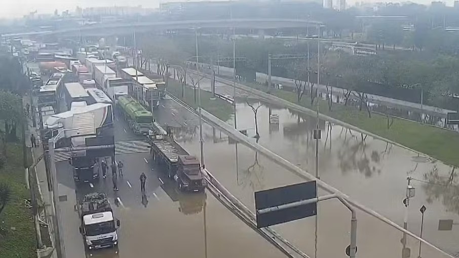 Marginal Tietê alagada em SP
