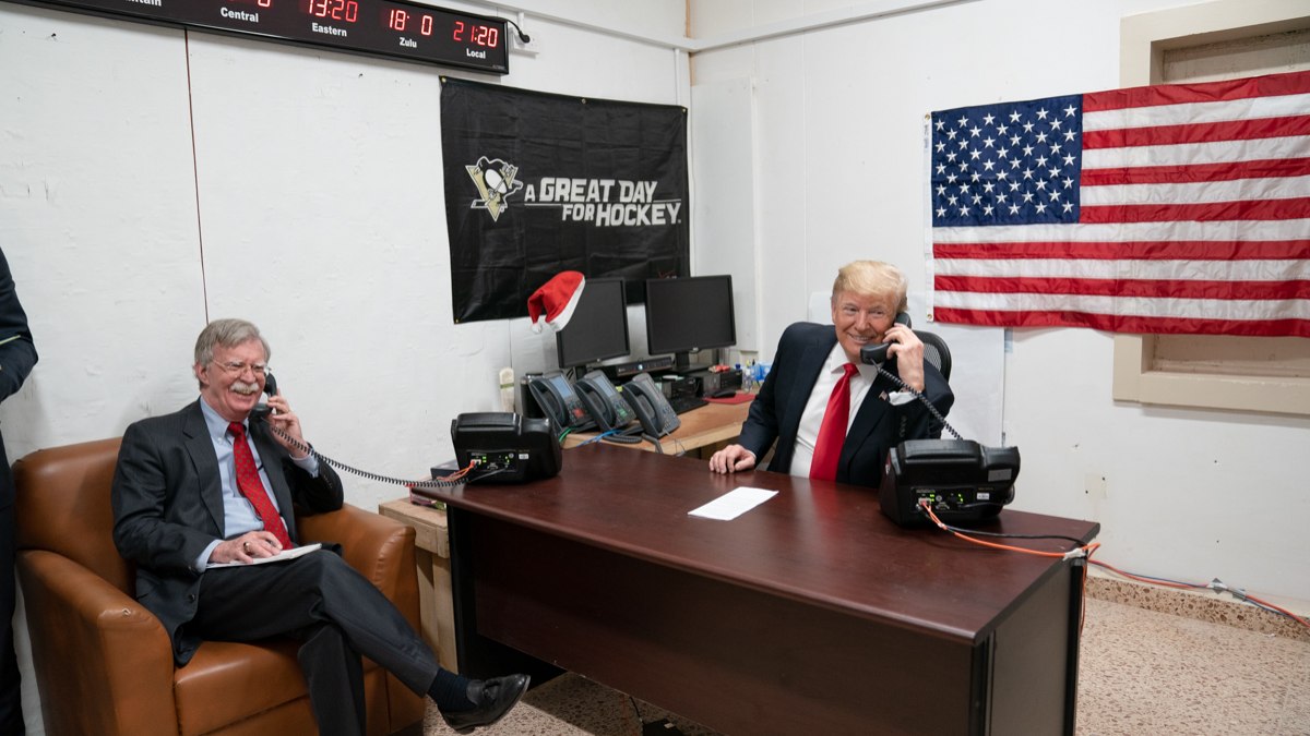 O ex-presidente Donald J. Trump, acompanhado pelo ex-conselheiro de Segurança Nacional John Bolton, em 2018