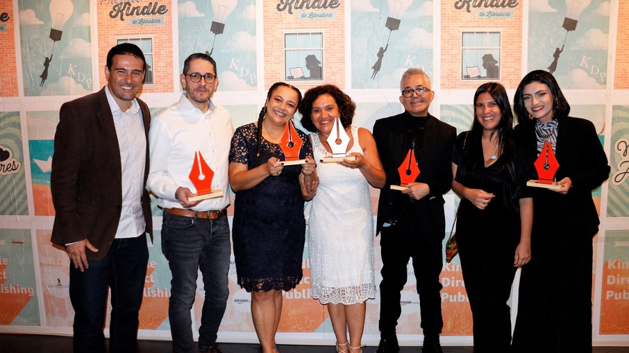 Finalistas e responsáveis pelo 7º Prêmio Kindle de Literatura da Amazon