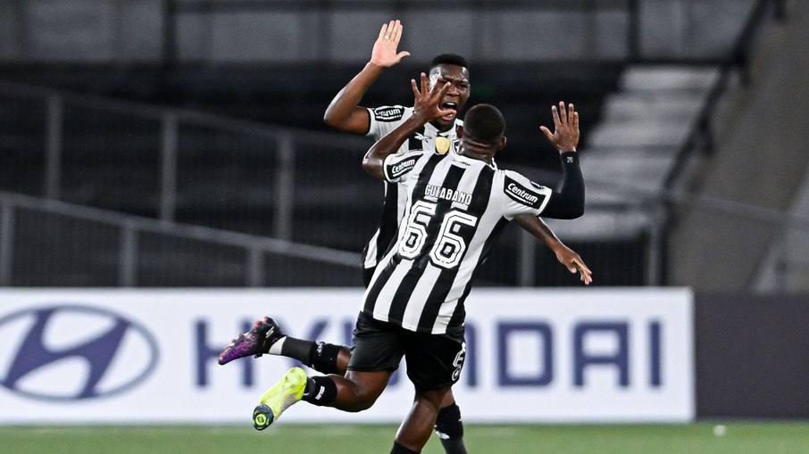 Em jogo dramático, Botafogo vence o Carabobo na reta final Em jogo dramático, Botafogo vence o Carabobo na reta final