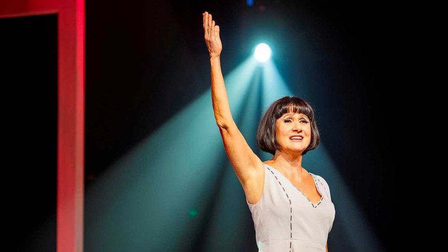 Zezé Polessa em Os Olhos de Nara Leão Zezé Polessa em Os Olhos de Nara Leão