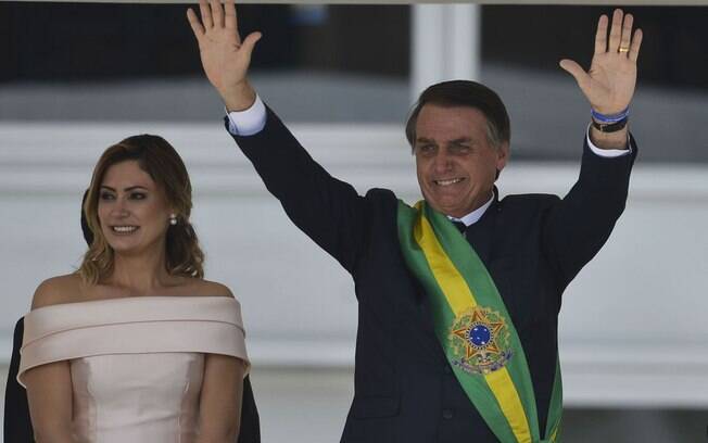 Jair Bolsonaro saúda a população após receber a faixa presidencial