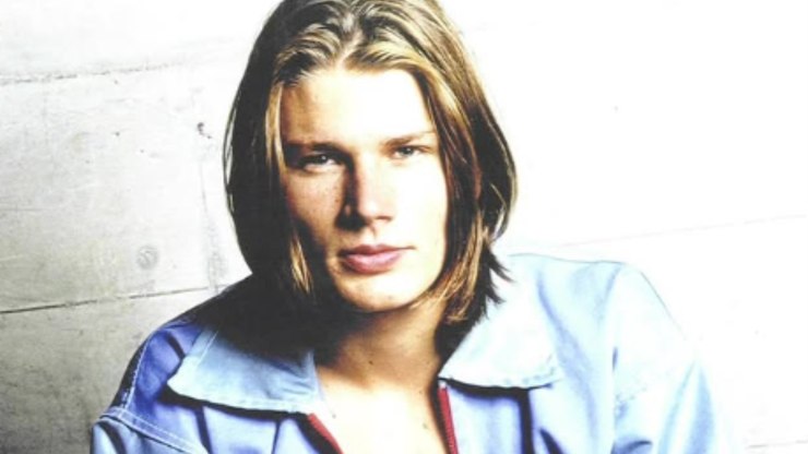 Rodrigo Hilbert resgata momento como modelo em 2004 e causa alvoroço na web; veja a foto
